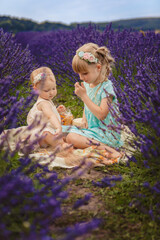 Obraz premium two sisters on a picnic in a lavender field