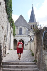 Frau an der Kirche Saint-Croix in Montrichard - obrazy, fototapety, plakaty