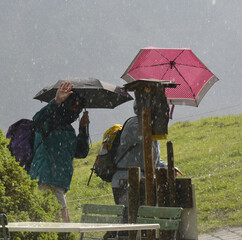 wanderer im kleinwalsertal