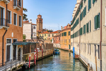 Fototapeta na wymiar Picturesque Scene from Venice with the narrow water canals.