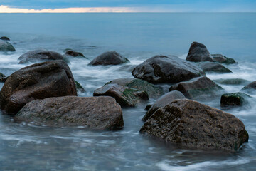 kleine Felsbrocken in Sassnitz an der Ostseeküste auf der Insel Rügen