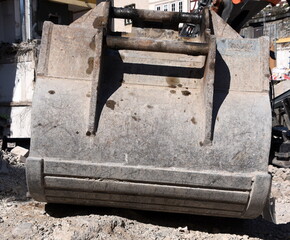 Riesige Baggerschaufel auf einer Baustelle 