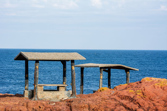 Paisaje de la costa, espacio r&uacute;stico donde sentarse a apreciar las vistas al mar en un d&iacute;a tranquilo y relajado de vacaciones
