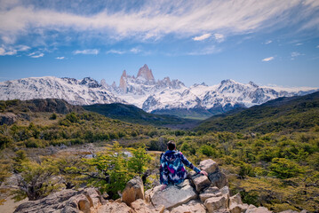 Fototapeta premium Man sitting on the point view overlooking Mount Fitz Roy
