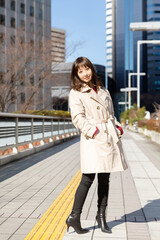 Obraz premium トレンチコートの女性