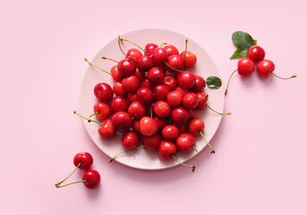 Obraz na płótnie Canvas Plate of sweet cherries on pink background