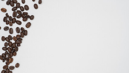 白い背景と珈琲豆　コピースペース