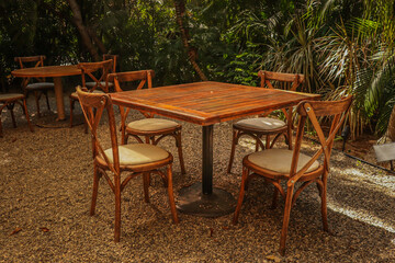 mesa en la selva