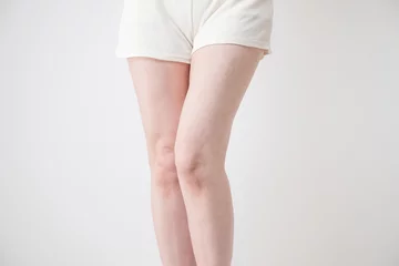 Foto op Plexiglas 女性の綺麗な下半身　太もも脚の顔無し © kapinon