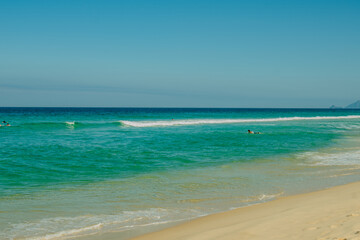 As lindas praias no litoral na América do Sul no litoral brasileiro do verão e do calor do Rio de Janeiro