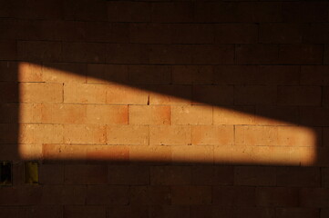 sombra em parede com tijolos rústica 