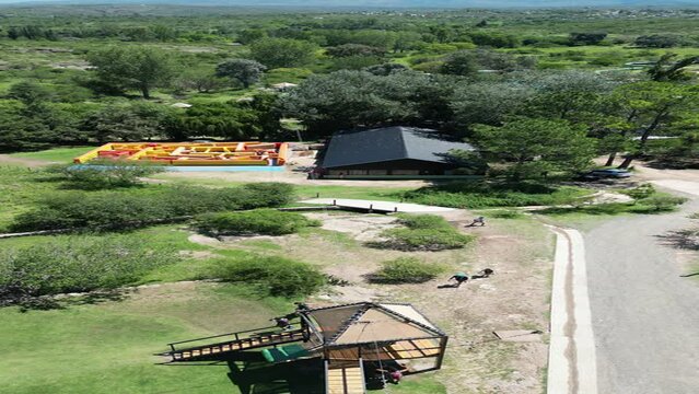 Un video divertida y colorida de un parque acu&aacute;tico con toboganes y piletas, que muestra a la gente disfrutando de las atracciones acu&aacute;ticas y del d&iacute;a soleado. video filmado con drone trabajo en 4K