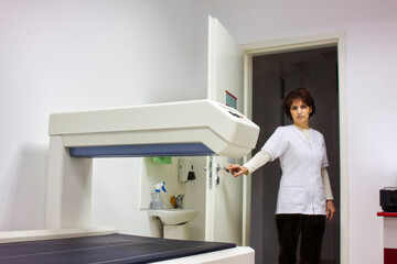 Fototapeta na wymiar female doctor next to a digital imaging machine