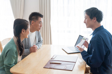 営業マンとシニア夫婦
