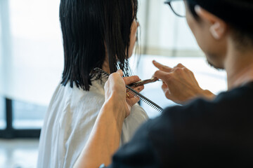 美容院でヘアカットする女性