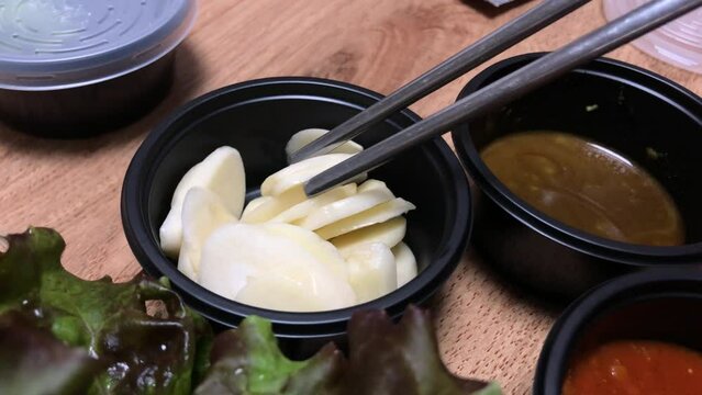 Sliced garlic to put in the wrapping lettuce