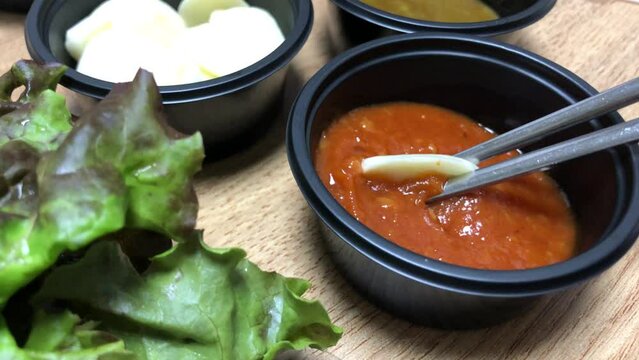Sliced garlic putting in ssamjang sauce
