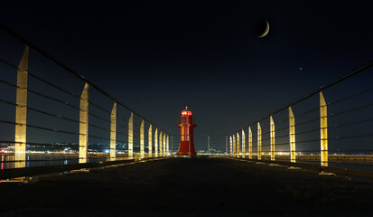 Lanterna Rossa al porto di Ancona (Marche, Italia). Porto di Ancona di notte.
