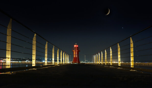 Lanterna Rossa al porto di Ancona (Marche, Italia). Porto di Ancona di notte.