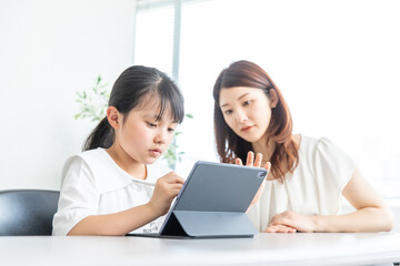 タブレット学習する女の子と講師　tablet learning	