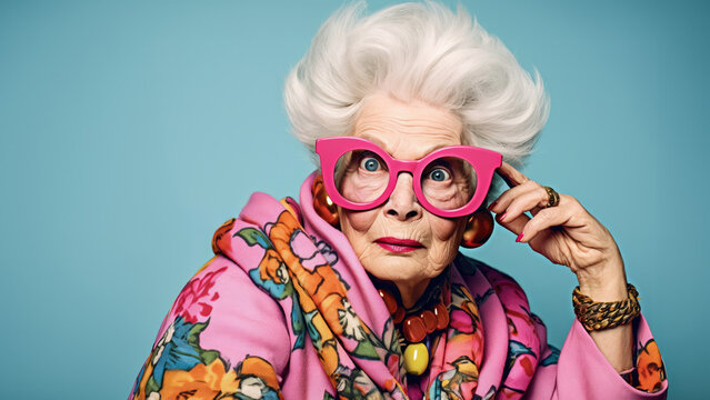 verr&uuml;ckte alte Dame mit pinkfarbener Brille