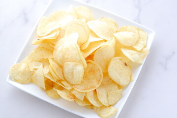 お皿に盛ったポテトチップス