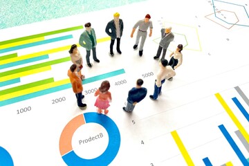 輪になって会議をするビジネスパーソン