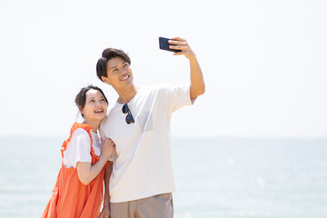 スマホで写真を撮る男女