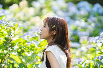 紫陽花と女性