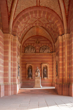 Vorhalle des Speyerer Doms in Speyer mit dem Kenotaph f&uuml;r Rudolf von Habsburg. Region Pfalz im Bundesland Rheinland-Pfalz im Deutschland