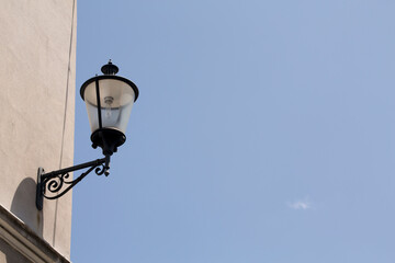Lampa na fasadzie budynku