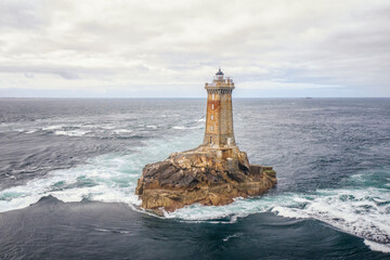 Phare de la vieille dans le raz de Sein en région Bretagne, finistere, vue drone , Cap Sizun