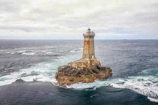 Phare de la vieille dans le raz de Sein en r&eacute;gion Bretagne, finistere, vue drone , Cap Sizun