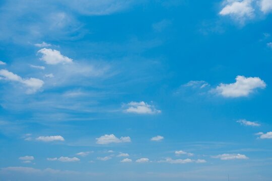 爽やかな青空に浮かぶちぎれ雲　空の背景
