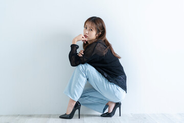 デニムファッションの女性