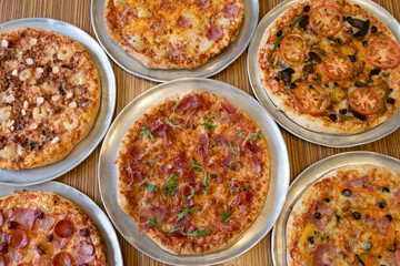 Mesa con diferentes tipo de pizzas tradicional italiana
