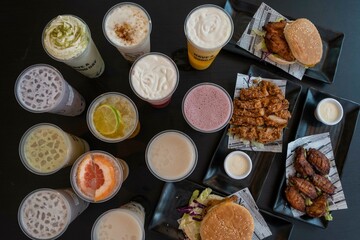 Mesa abastecida tipo banquete con diferentes platos de comida