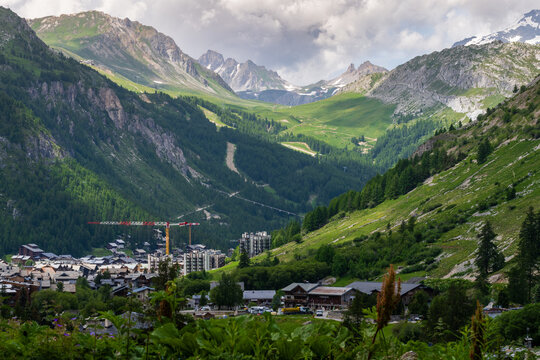 De nouvelles constructions dans le village de Val-d'Isère, vallée de la Tarentaise, Savoie, Alpes, France