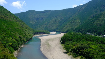 Fototapeta na wymiar 川と山と空の風景