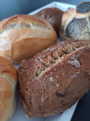Verschiedene Brötchen auf einem Holztablett