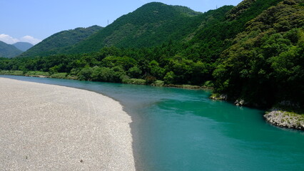 Fototapeta premium 川と空と山の風景