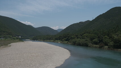 Fototapeta na wymiar 川と空と山の風景