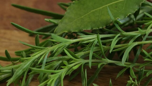 herbes aromatiques isol&eacute;es sur une table en bois