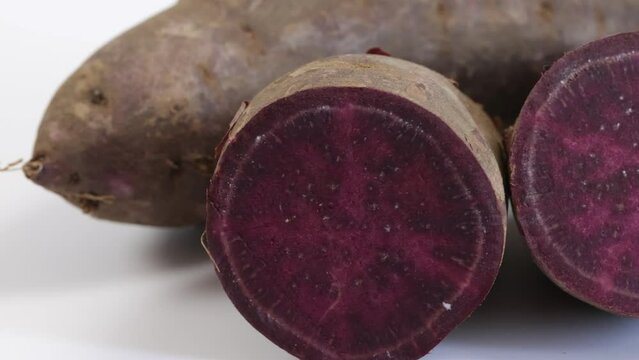 patate douce violette isol&eacute; en gros plan