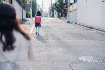 小学生を見送るお母さん