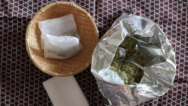 お茶のはを詰める
