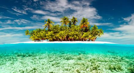 Fototapeta na wymiar beautiful view of an island below the sea with a blue sky