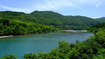 Fototapeta na wymiar 川と山と空の風景