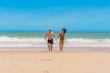 Mulher montada nas costas do homem