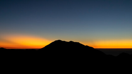 amanecer en las montañas